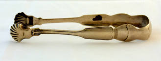 A view of the reverse of the tongs. 