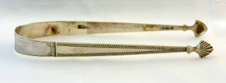 Silver sugar tongs with plain arms and shoulders with tips shaped as acorns. 